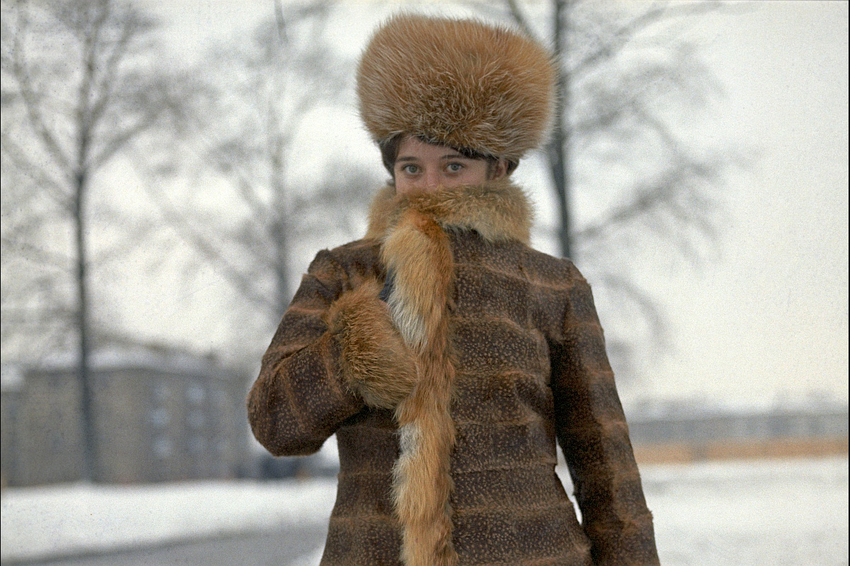 На фото из 1969-го модель позирует в шапке из лисы. Такой фасон снова в тренде. На фото из 1969-го модель позирует в шапке из лисы. Такой фасон снова в тренде.