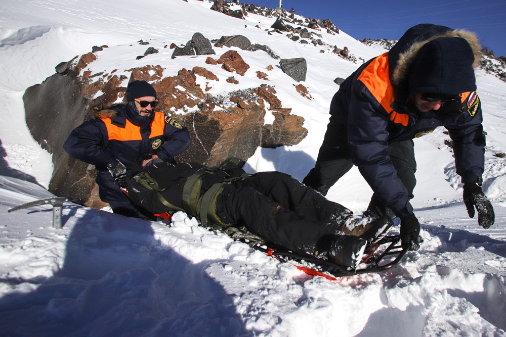 Спасателям в горах приходится работать в сложнейших условиях, им нужно обладать в том числе навыками скальной подготовки