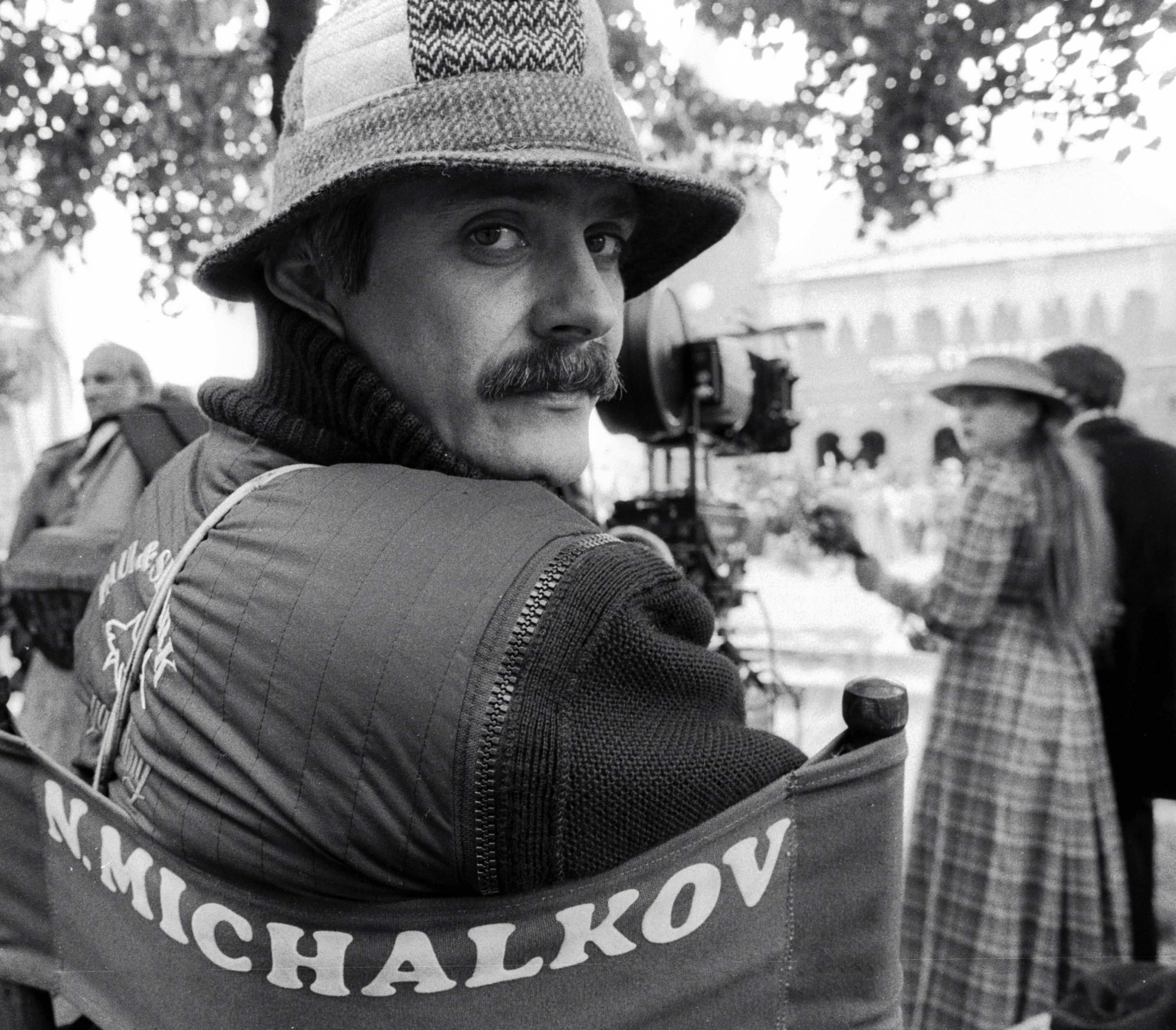 Никита Михалков на съемках советско-итальянского художественного фильма "Очи Черные" по мотивам произведений Антона Чехова. 1986 Никита Михалков на съемках советско-итальянского художественного фильма "Очи Черные" по мотивам произведений Антона Чехова. 1986
