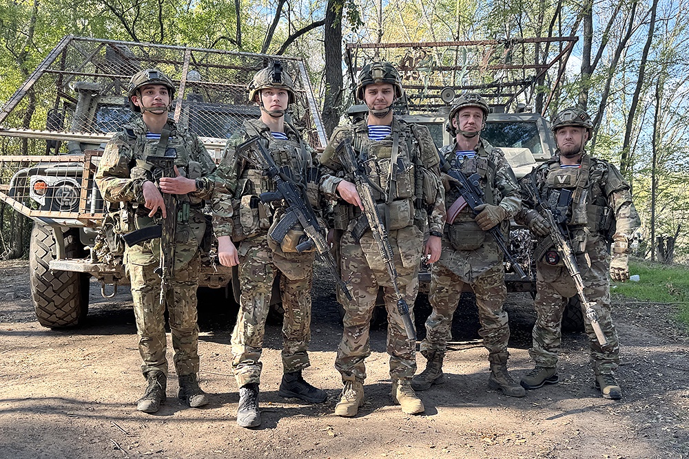 Группа спецназа 215-го отдельного гвардейского разведывательного батальона с позывными Волчок, Жора, Гудвин, Дух и Фара.