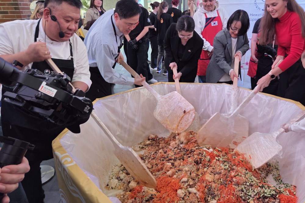 Каждый желающий мог взять в руки лопатку и принять участие в создании кулинарного шедевра