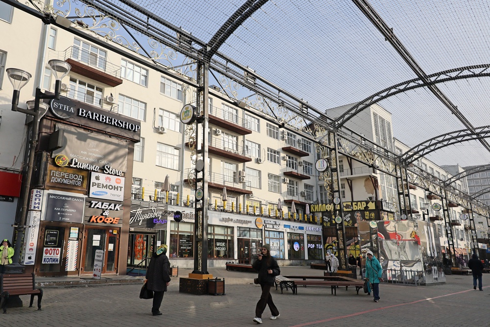 Сейчас на пешеходной улице Вайнера в центре Екатеринбурга - десятки разномастных вывесок и прочий визуальный шум.