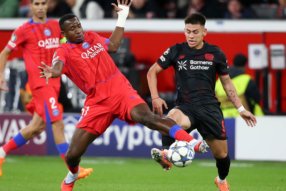 В самом результативном матче дня футболисты "Пари Сен-Жермен" сокрушили в гостях немецкий "Байер" - 7:2.