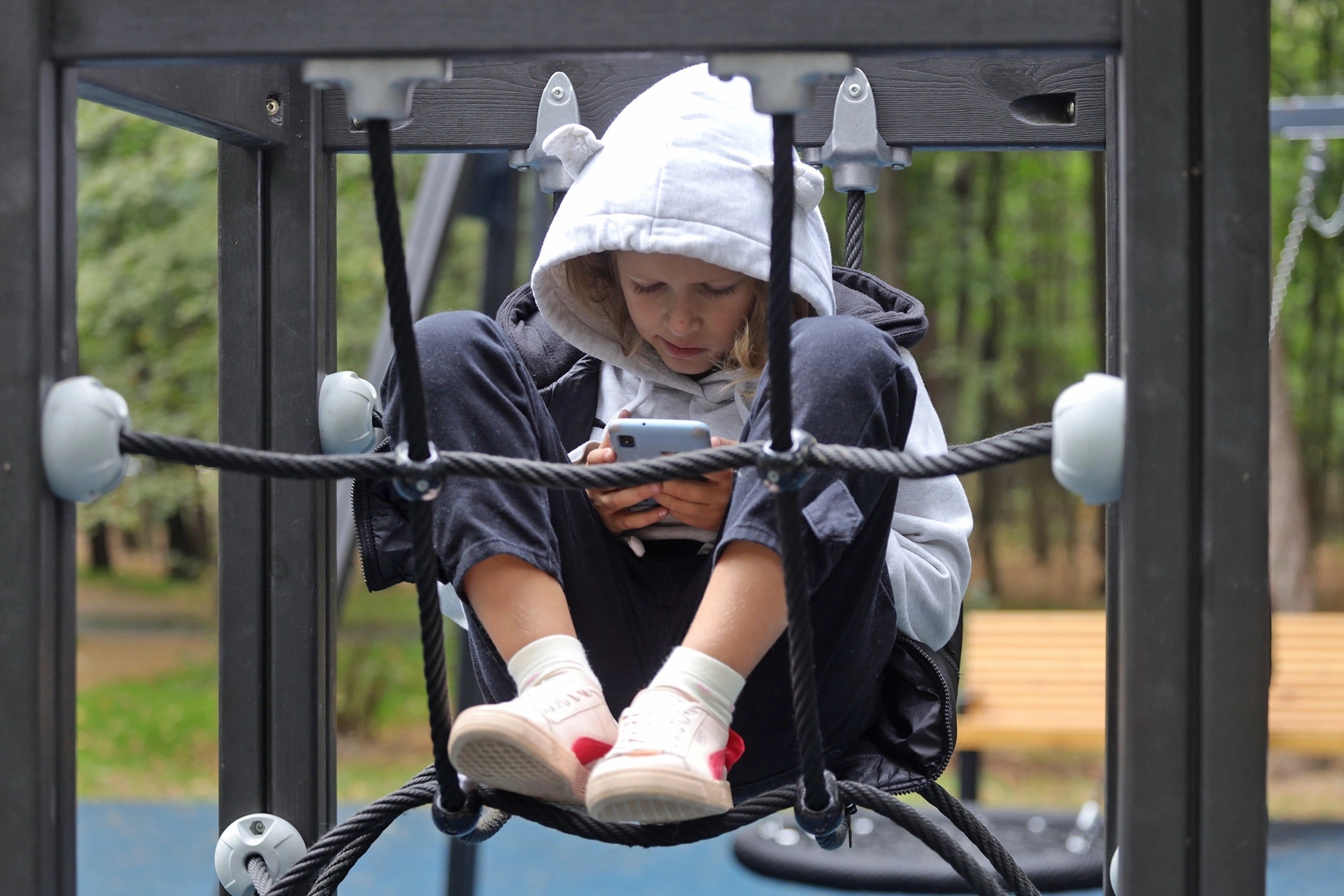 Дети часто не понимают, почему нельзя чужим передавать персональные данные близких. И этим пользуются жулики.