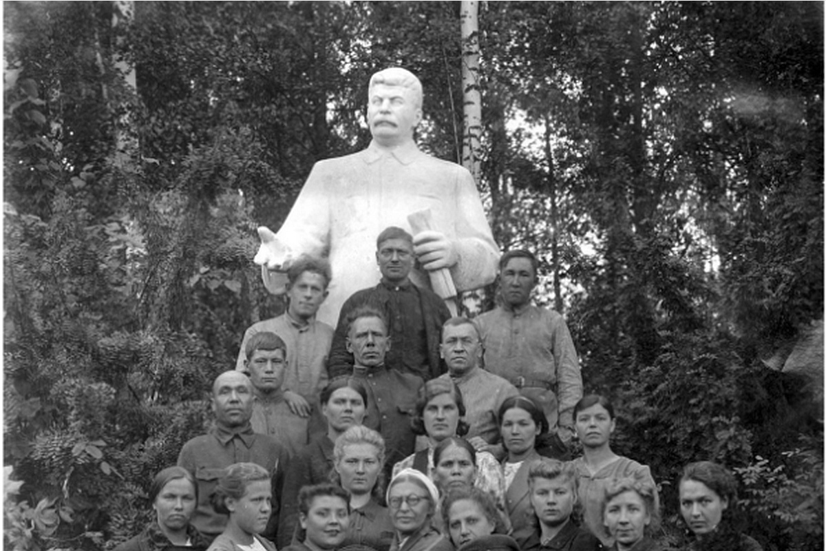 Врачи и постояльцы эвакогоспиталя (он размещался в Доме отдыха имени Оловянникова в годы войны) сфотографировались рядом с монументом вождю. 1944-1945 гг.