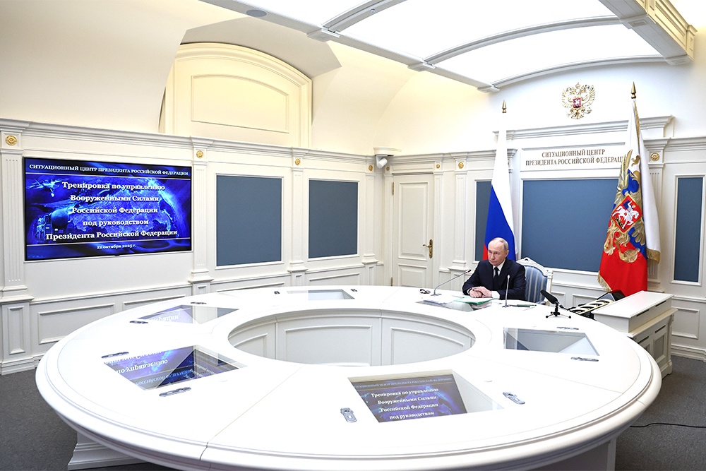 Владимир Путин вышел на связь с Генштабом из ситуационного центра Кремля.