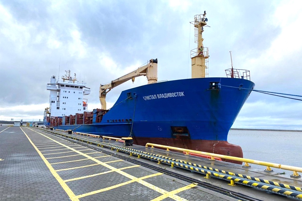 За один рейс судно "Кристал Владивосток" может перевезти больше пяти тысяч тонн грузов.