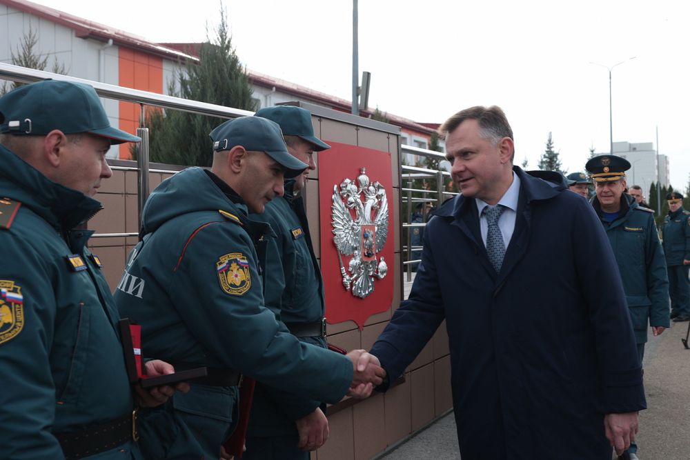 Александр Куренков и Юрий Слюсарь вручили отличившимся сотрудникам "Донского спасательного центра" награды.