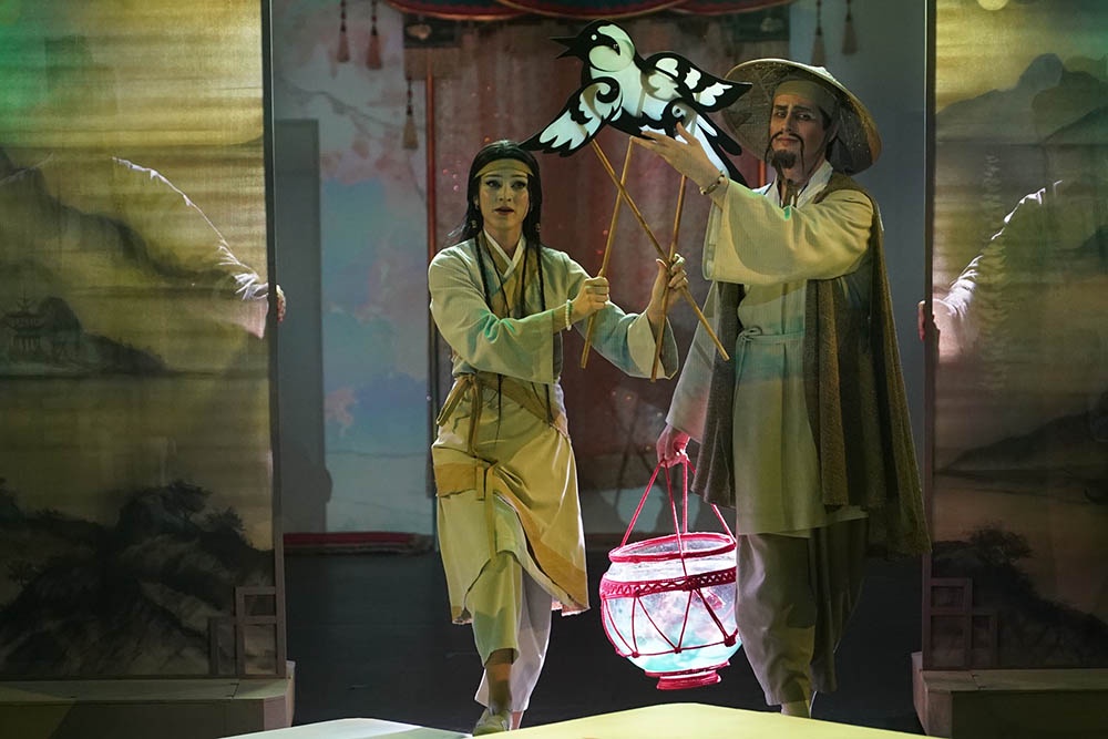 В опере "Соловей", написанной по сказке Андерсена, действие происходит в Китае в сказочные времена.