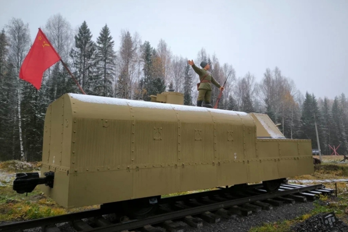 Копия бронепоезда появилась в архангельской тайге. Копия бронепоезда появилась в архангельской тайге.