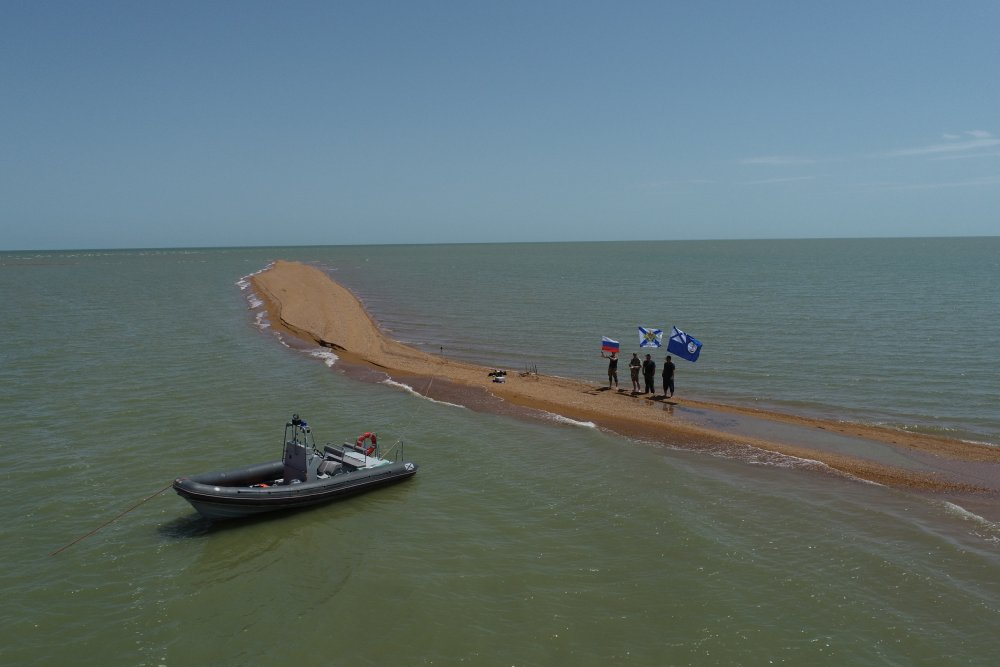 Команда экспедиции "Северные острова Каспийского моря" высадилась на суше, образованной на банке Бахтемирская из-за обмеления акватории.