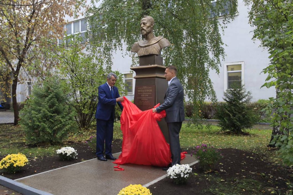 Сергей Меняйло (слева): Рад, что память о Коста Хетагурове живет далеко за пределами Осетии