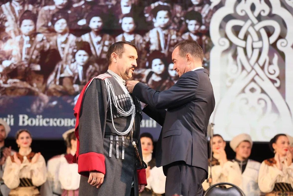 Виктор Дедов (слева) выступает в Кубанском казачьем хоре уже 27 лет