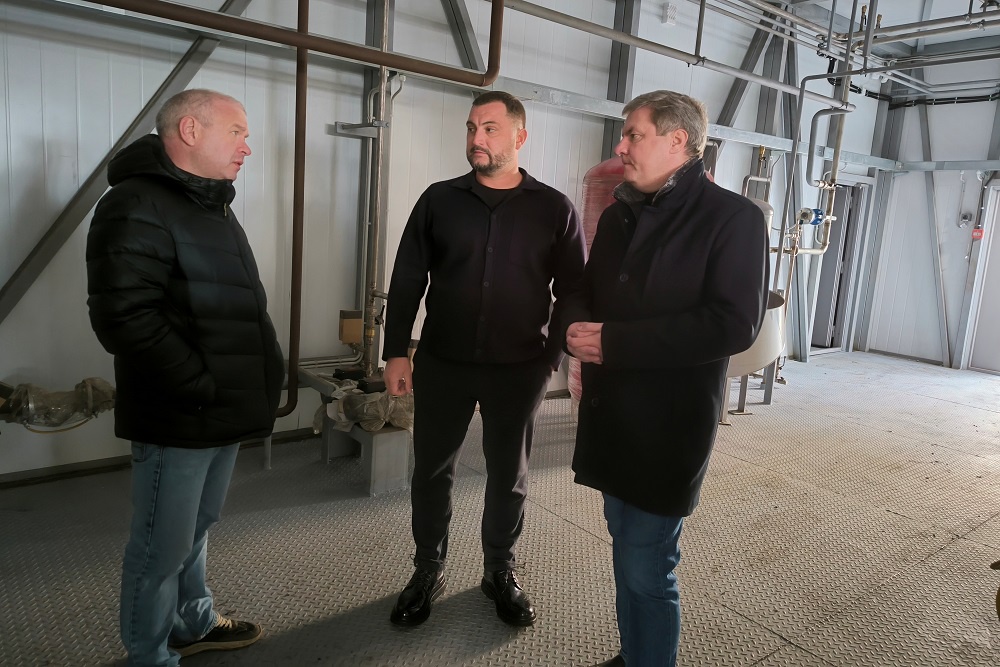 Дмитрий Морев (справа): В 2025 году завершим полную модернизацию десяти котельных.