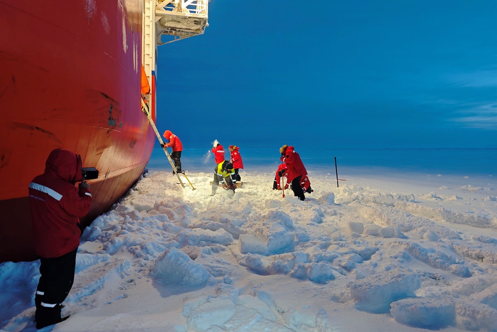 Изготовление кормовых майн на льдине