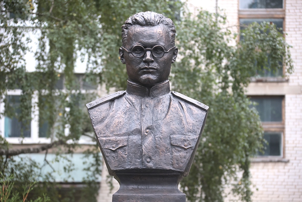 Памятник Леониду Квасикову - начальнику отделения научно-технической разведки, одного из инициаторов начала работы внешней разведки по атомной тематике.
