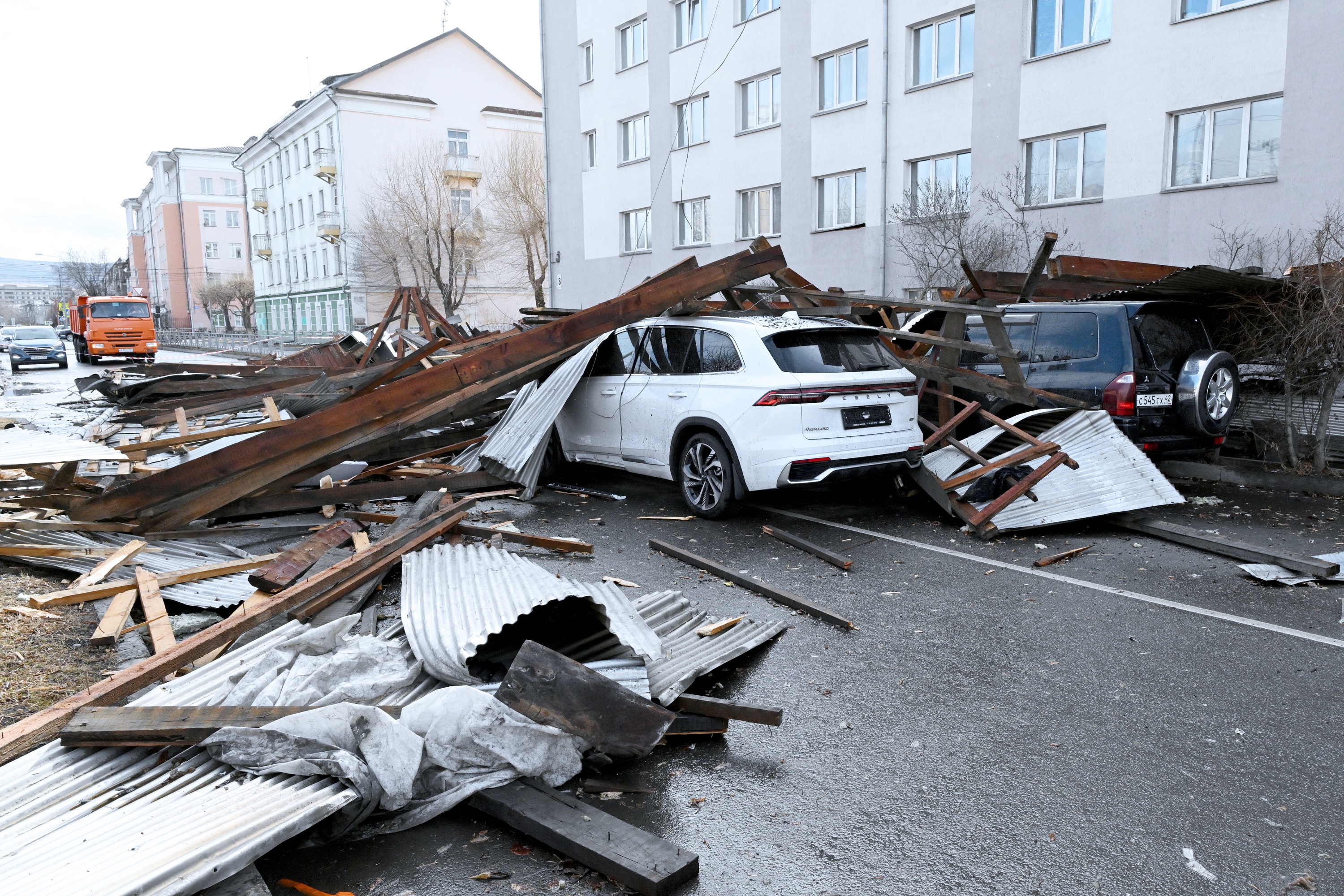 Последствия урагана в Красноярском крае в апреле 2025 года.