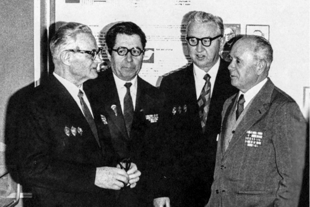 Будущие Герои России, атомные разведчики в Музее Славы СВР у стенда, им посвященного: Леонид Квасников, Анатолий Яцков, Александр Феклисов, Владимир Барковский.