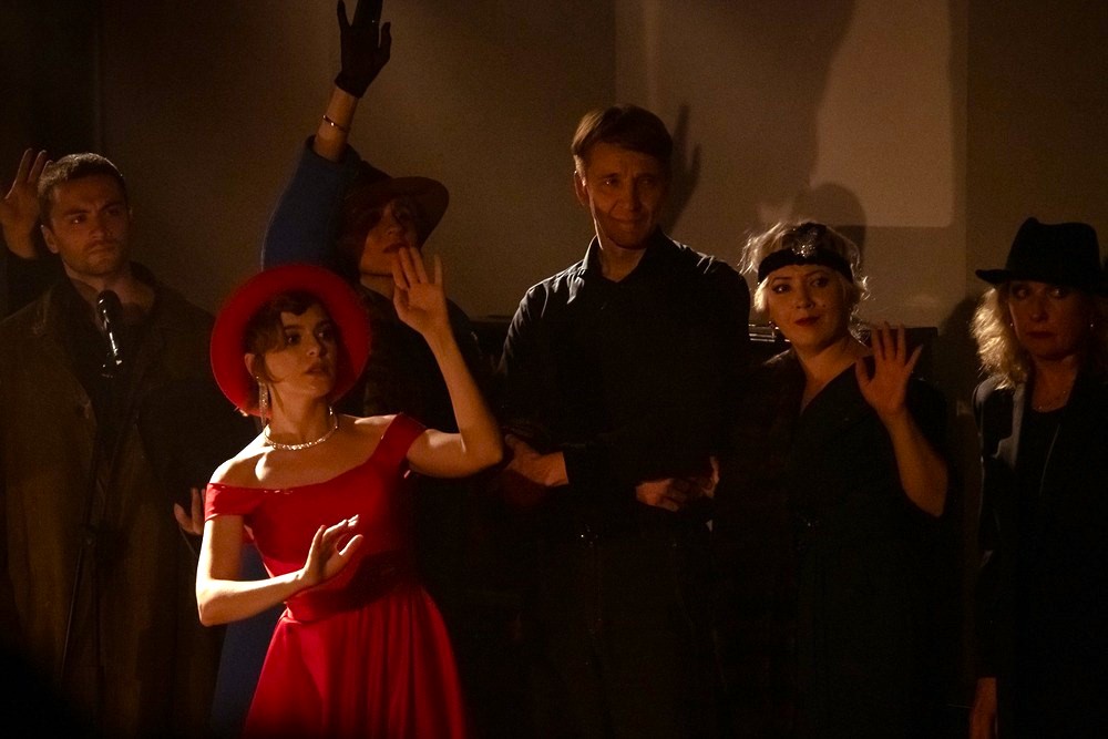 Автор ведет героев за собой по "вечному городу" Петербургу-Петрограду-Ленинграду в поисках какой-то истины - о мире, о себе. 