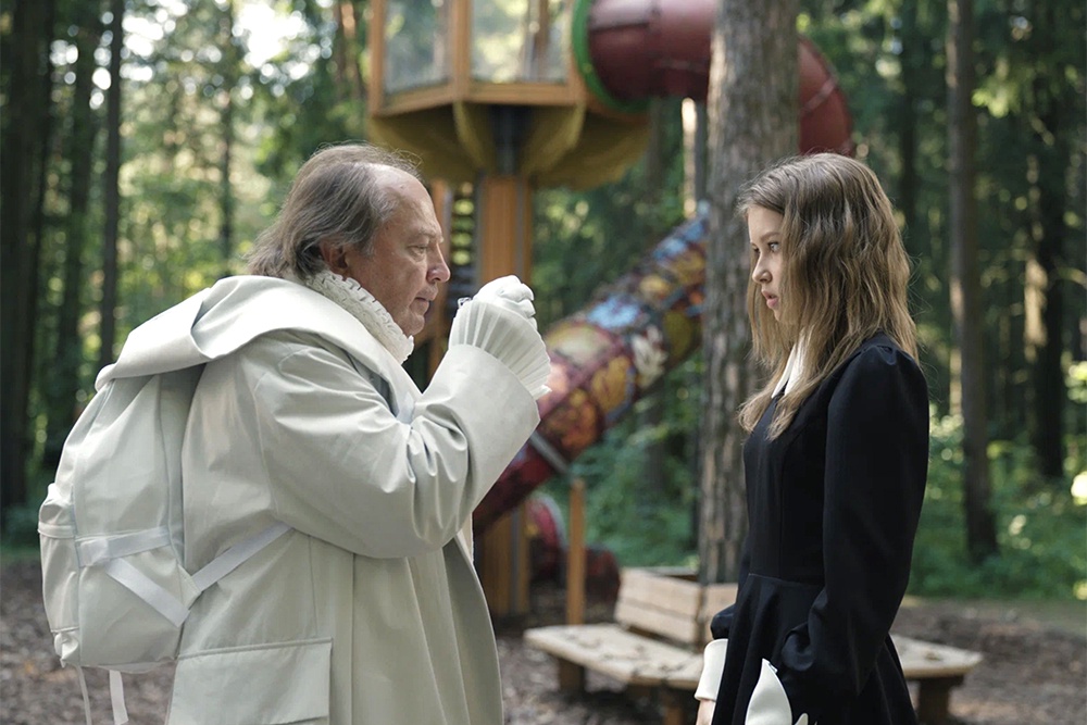 Белый, но не совсем Кролик - артист Андрей Федорцов, не слишком удивленная Алиса - Анна Пересильд.