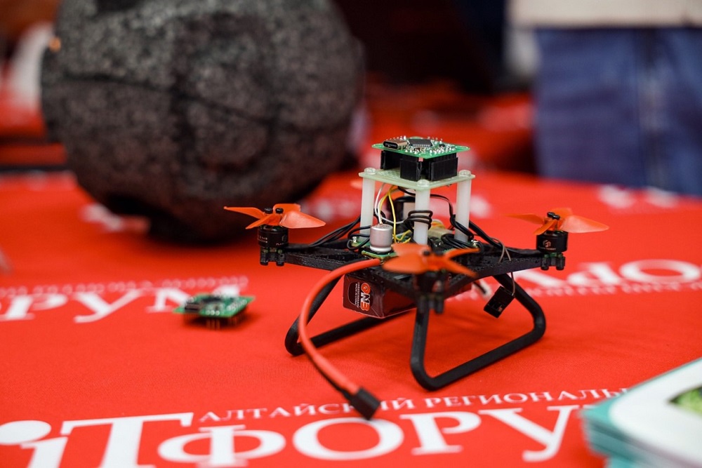 Барнаульские школьники уже могут самостоятельно собирать беспилотные летательные аппараты и управлять ими.