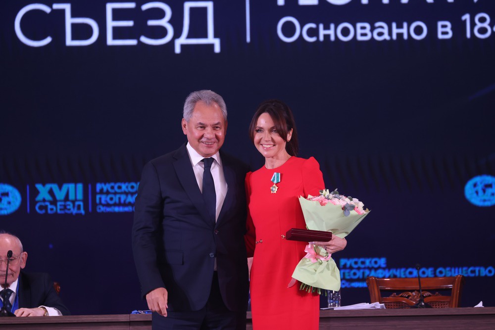 Президент РГО Сергей Шойгу поздравил своего советника,
телезвезду Анастасию Чернобровину с наградой -
орденом Дружбы.
