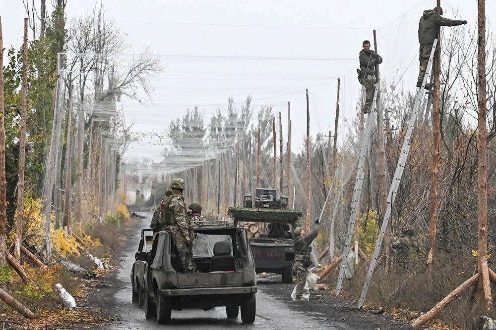 Российские военные продолжают в зоне проведения спецоперации строить такие сетчатые тоннели. Они предназначены для защиты проезжающей техники от ударов украинских дронов. Беспилотники врезаются в натянутые сетки и запутываются в них либо падают, оттолкнувшись. В любом случае автомобили и бронетехника могут передвигаться по таким тоннелям, не боясь получить удар вражеской "птички". В структуре некоторых соединений уже даже стали появляться отдельные подразделения по строительству таких сетчатых тоннелей.