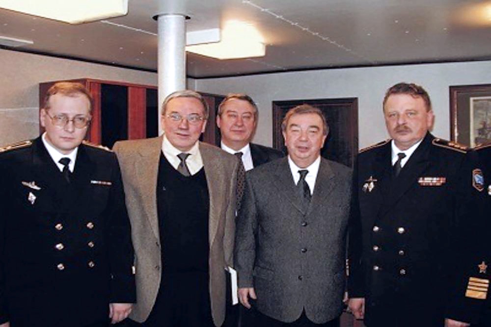 Они были рядом. Андрей Кокошин (второй слева) в компании с Евгением Примаковым и другими единомышленниками.