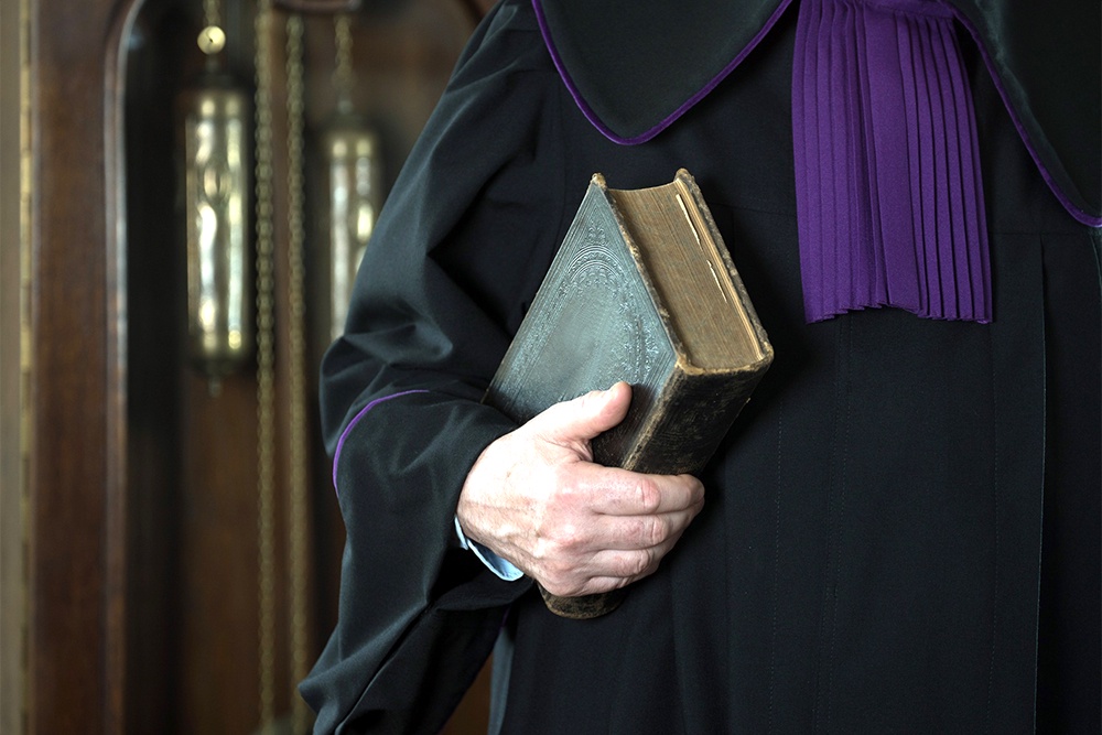 Томик с материалами пленумов Верховного суда - лучшая защита судьи от давления извне.