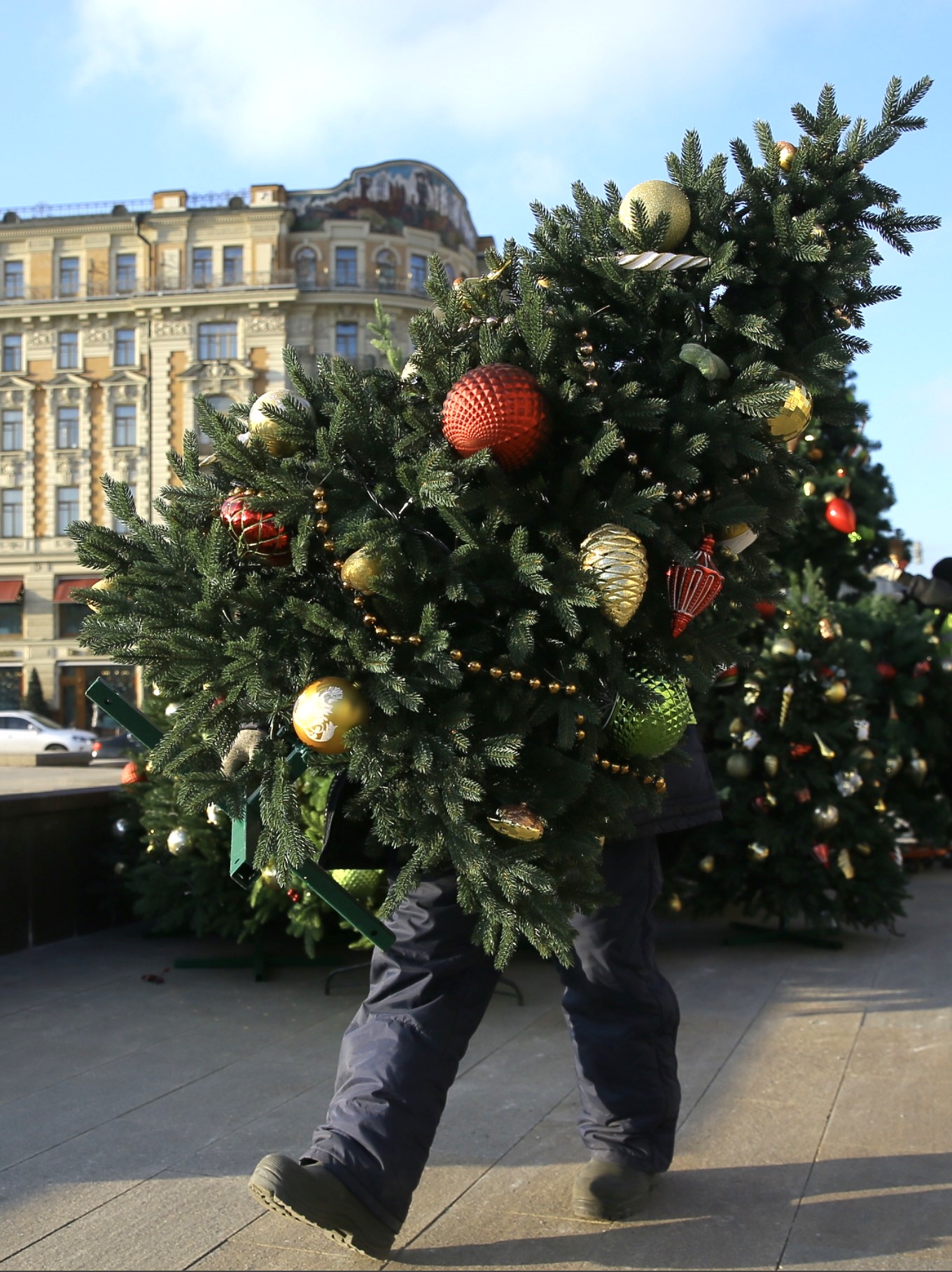 В октябре продажи новогодних товаров увеличились в 2,5 раза. Спрос растет на искусственные ели.