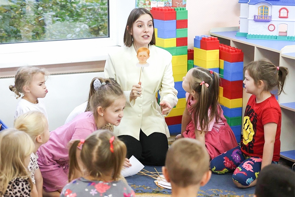 Группа у Лизы - уже "подготовишки", ей жаль расставаться с ними.