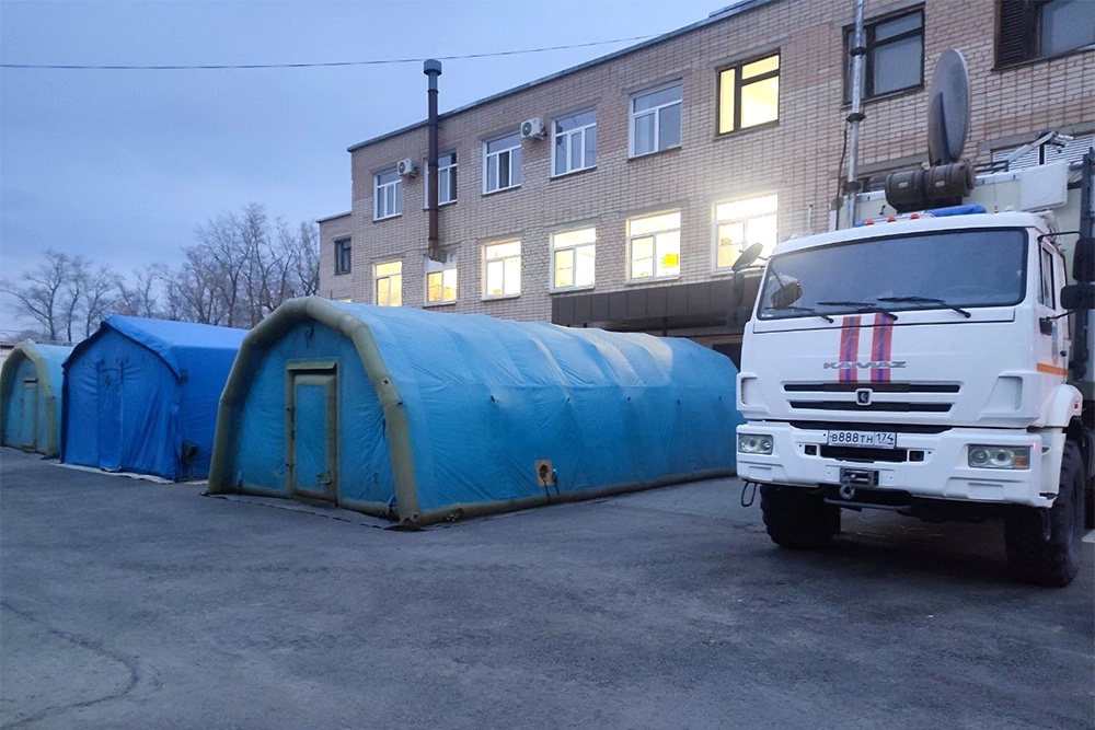 На месте трагедии развернут штаб экстренных служб. Здесь с семьями погибших и раненых работают специалисты психологической службы МЧС.