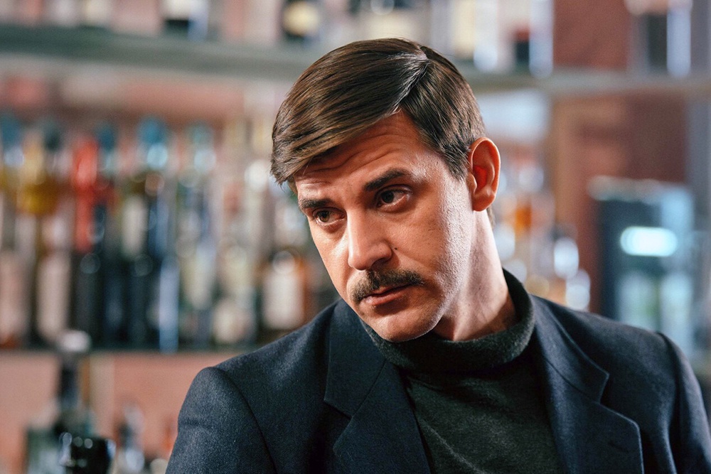 В новом сезоне герой Сергея Марина, следователь Ипатьев, заметно изменился - и внешне, и внутренне. Даже форма его усов трансформировалась.