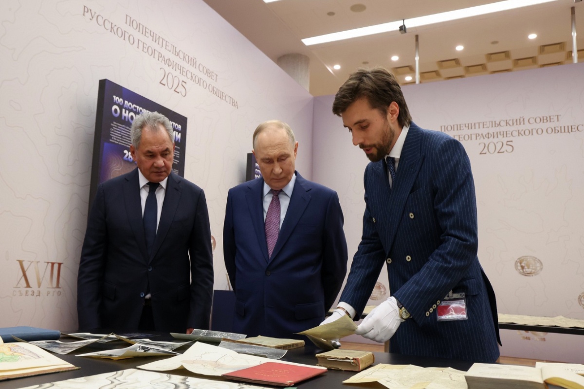 Владимир Путин и Сергей Шойгу (слева) на выставке в Русском географическом обществе. Владимир Путин и Сергей Шойгу (слева) на выставке в Русском географическом обществе.