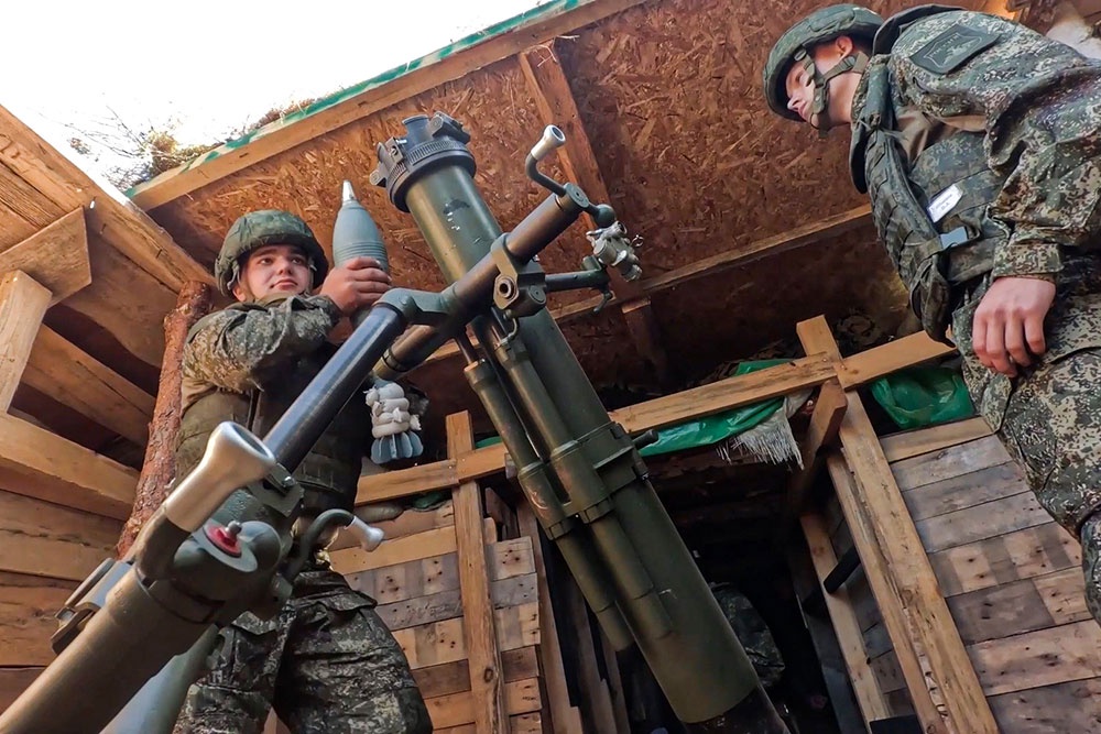 Миномётчики перед нанесением ударов по выявленным целям. Миномётчики перед нанесением ударов по выявленным целям.