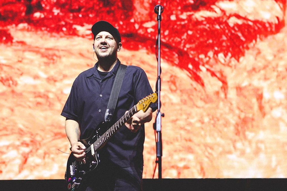 Сергей Бобунец и группа "Смысловые галлюцинации" представили в фильме свой знаковый хит "Вечно молодой".