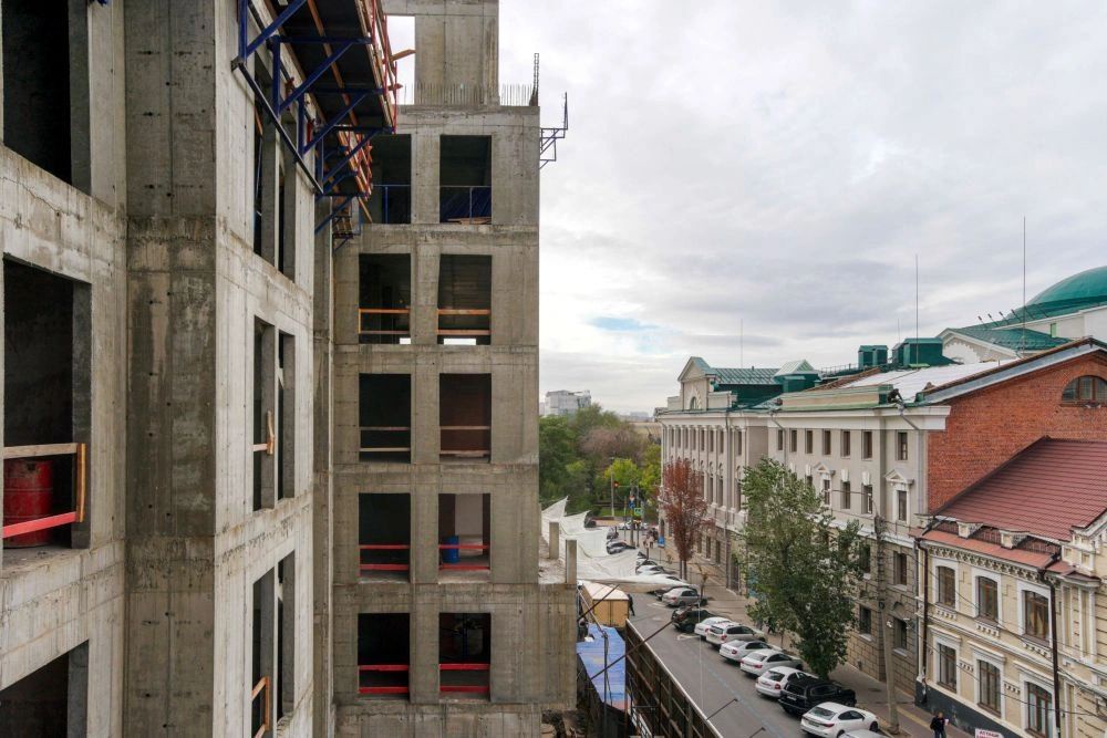 Как в романах XIX века купцы строили особняки не только для жизни, но и для истории, так и сегодняв  самом сердце Ростова-на-Дону возводится дом-резиденция "Собрание".