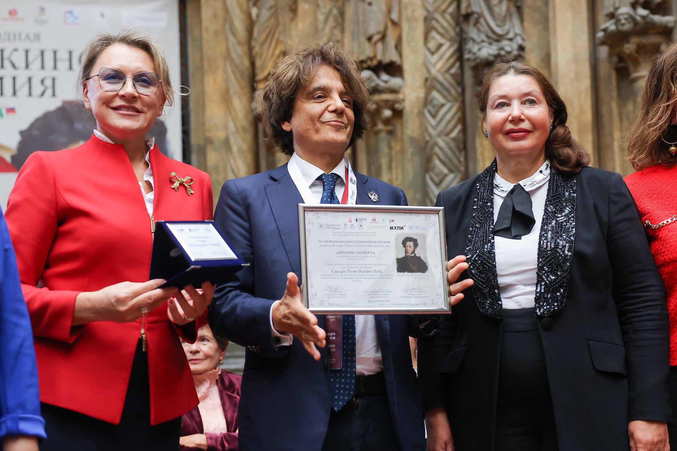 Получая награду, Сандро Тети сказал, что победят не те, кто угрожает и затыкает рты, а те, кто говорит с любовью.