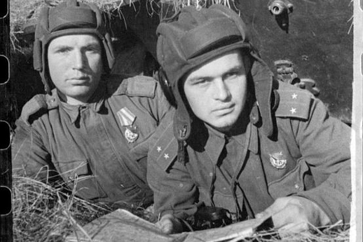Командир танкового экипажа танка Т-70 264-го танкового батальона 78-й танковой бригады лейтенант В. Н. Толстопятый (справа) и механик-водитель младший сержант П. П. Топников, награжденные орденами Красного Знамени за бои за Невель, в танковом окопе. Фото В. П. Гребнев. Октябрь 1943 года. Командир танкового экипажа танка Т-70 264-го танкового батальона 78-й танковой бригады лейтенант В. Н. Толстопятый (справа) и механик-водитель младший сержант П. П. Топников, награжденные орденами Красного Знамени за бои за Невель, в танковом окопе. Фото В. П. Гребнев. Октябрь 1943 года.