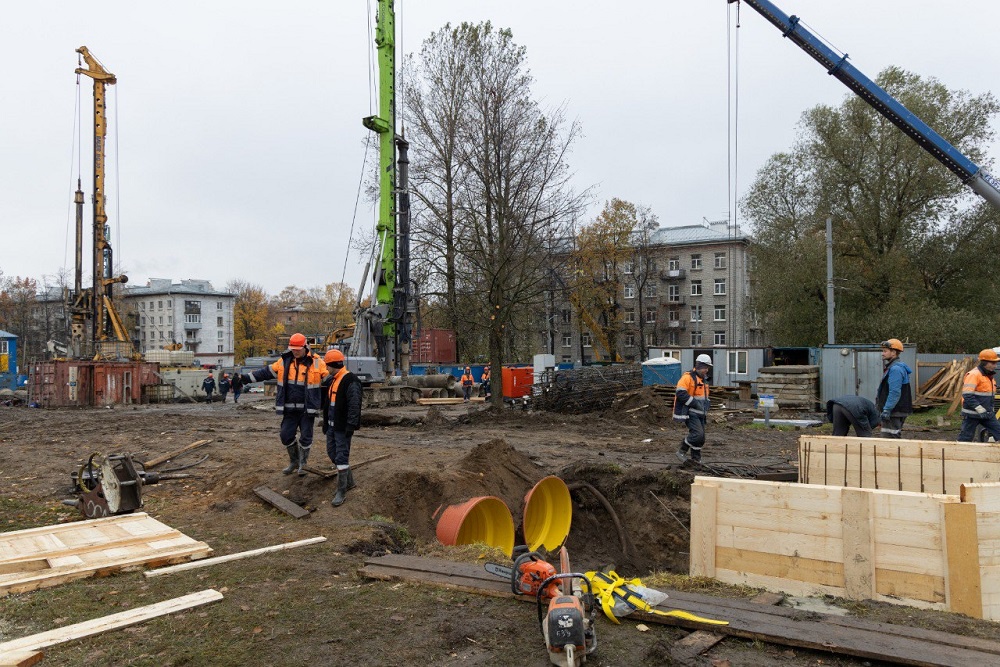 Работы в зоне ЧП на Выборгском коллекторе в Петербурге