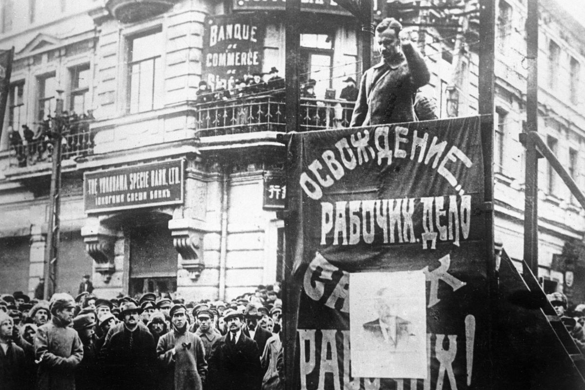 Главнокомандующий войсками НРА Иероним Уборевич на митинге, посвященном освобождению Приморья. Главнокомандующий войсками НРА Иероним Уборевич на митинге, посвященном освобождению Приморья.