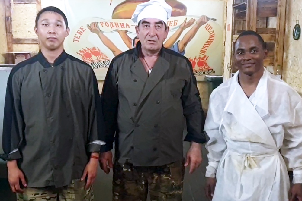 Три веселых хлебопека - Ноль-восемь из России (Калмыкия), Джан из Армении и Бобби из африканского Камеруна.