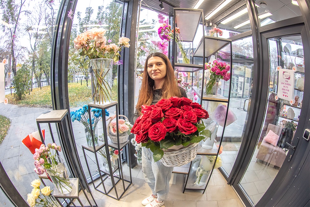 Кристина Гукасян назвала свой магазинчик "Министерство цветов" и объяснила: "Заведуем букетами и радостью от них".