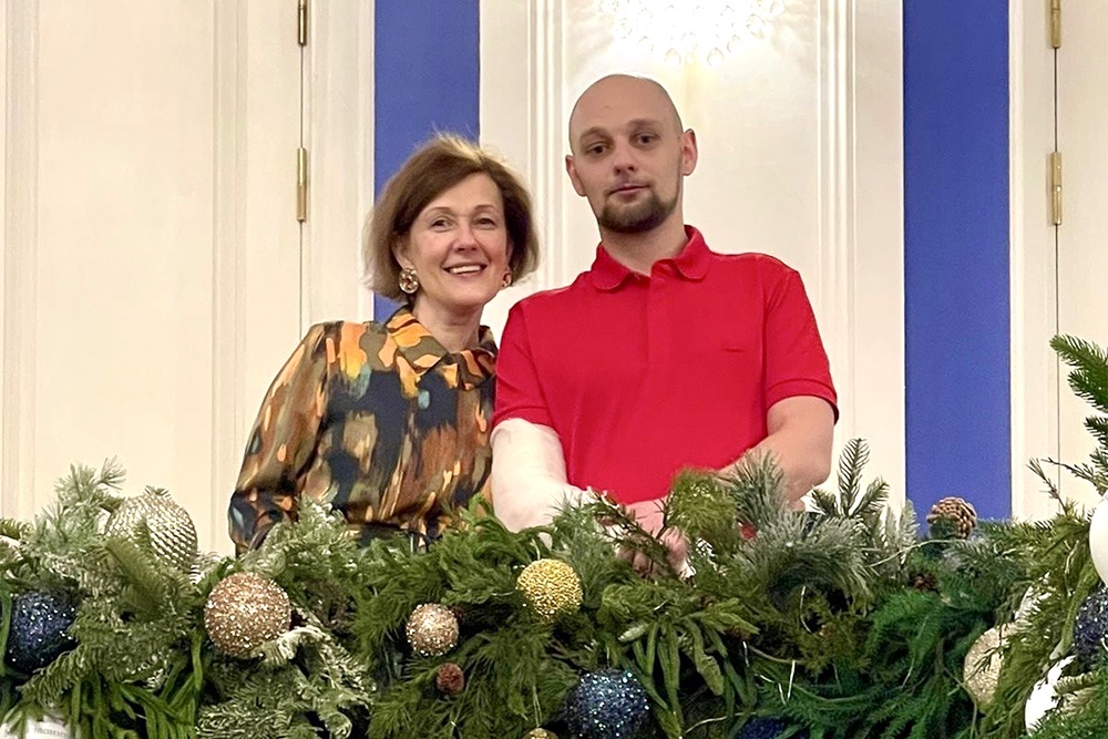 Ростислав Зайцев с мамой в декабре 2023 года на показе "Щелкунчика" для сотрудников театра.