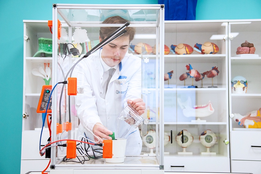 С помощью нового оборудования ученик медкласса Геннадий Володин создает умную теплицу.