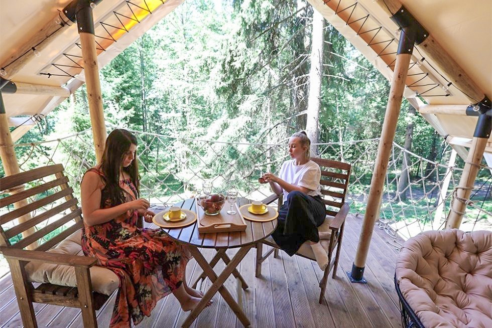 Глэмпинг предполагает комфортное размещение в деревянных домиках, шале, юртах, домах на деревьях и даже стеклянных куполах.