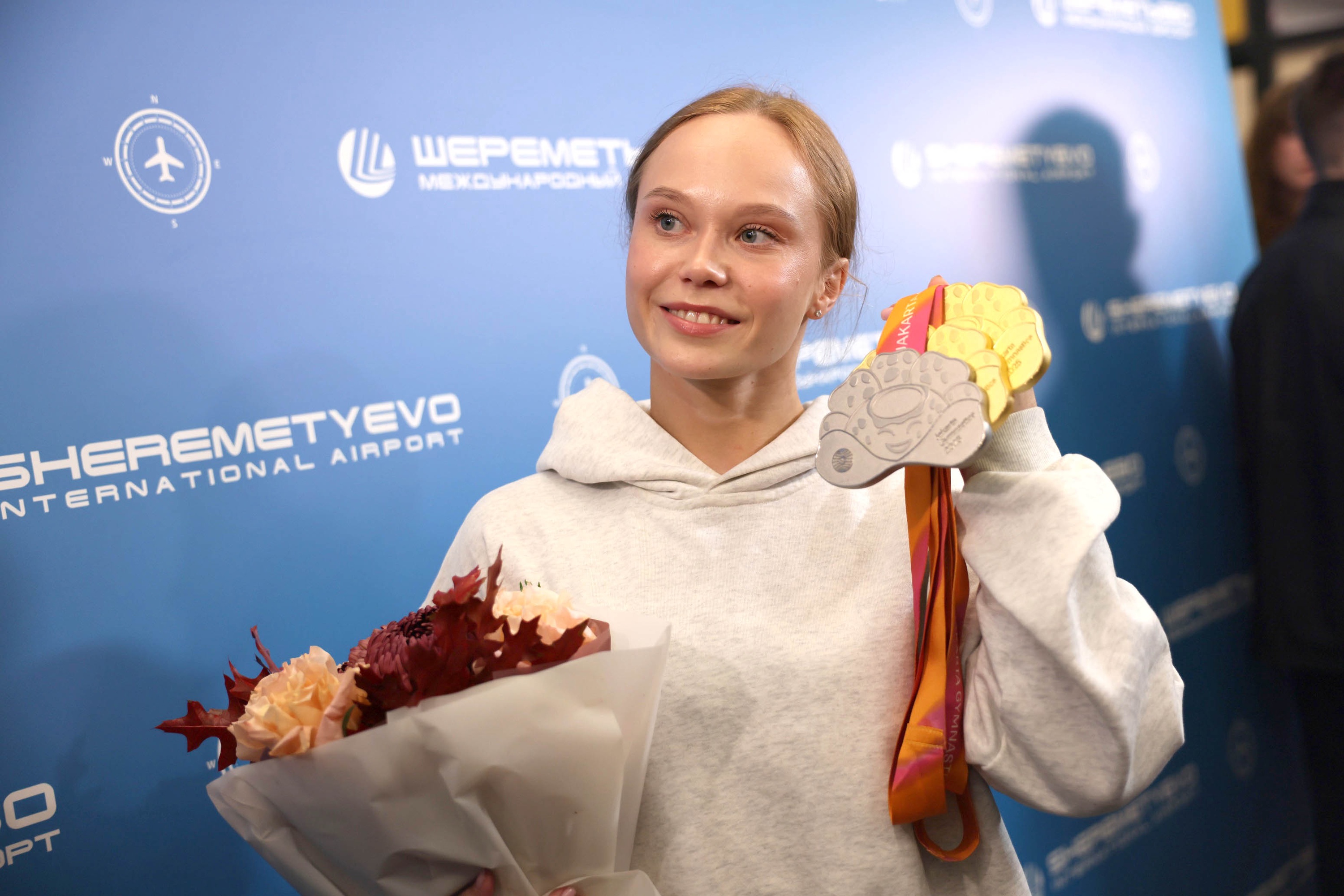 Несмотря на очень ранний прилет, Ангелина Мельникова охотно позировала с медалями ЧМ-2025.