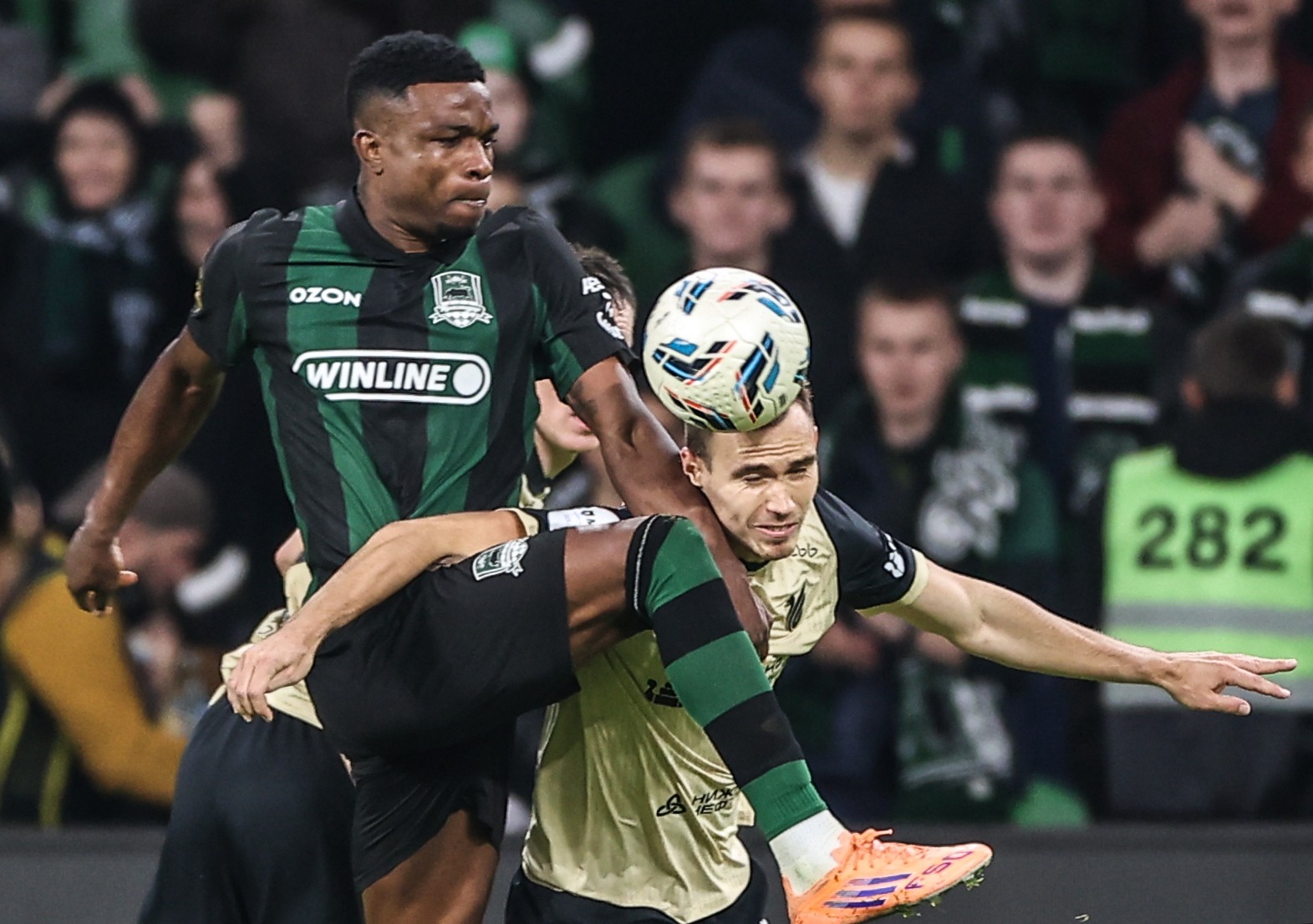 Джон Кордоба и его партнеры по "Краснодару" рвутся ко второму золоту подряд. 