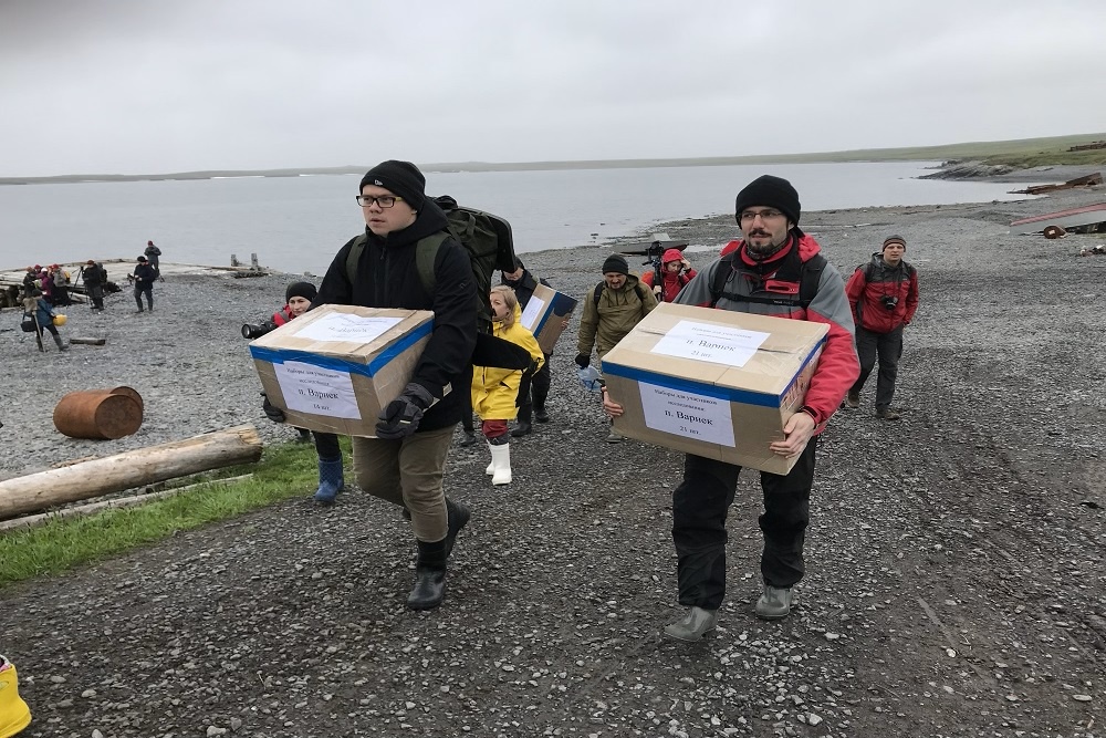 Бесперебойность обеспечения жителей Севера жизненно важными товарами - одна из важнейших задач в Арктике