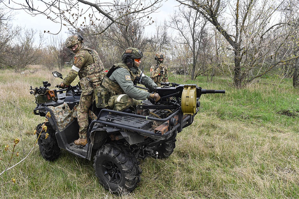 Такие квадроциклы гораздо маневреннее бронетехники, поэтому бойцы пересаживаются на них.